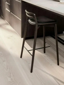 Vipp Barstolar & Barpallar-484 Cabin Counter Stol, Mörk Ek / Svart Läder