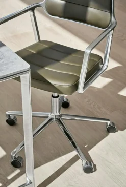 Vipp Skrivbordsstolar & Kontorsstolar-453+ Snurrstol Med Hjul, Polerad Aluminium / Bosco Green Läder