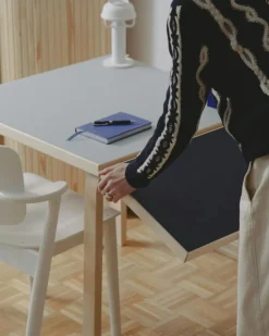 Artek Matbord Och Barbord-Aalto Table foldable DL81C Legs and edge band natural lacquered, top clay linoleum, drop-leaf