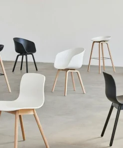 ACC 22 2.0 Karmstol, Lackerad Ek / Svart