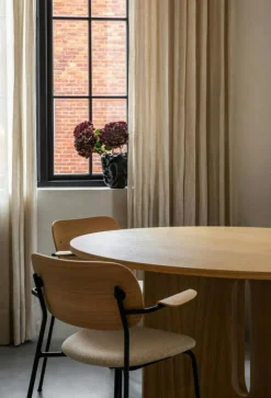 Androgyne Matbord Ø150, Mörkfärgad Ek