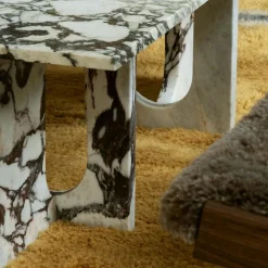 Androgyne Soffbord, Kunis Breccia