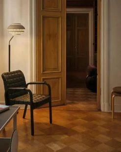 Armchair 45 Karmstol Svartlackerad yta, Klädsel i linne, Svartlackad Björk / Quiltat Läder Svart