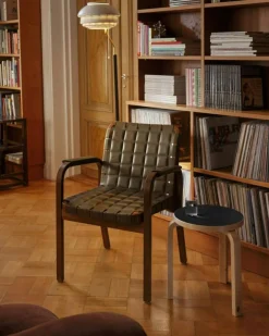 Armchair 45 Karmstol Svartlackerad yta, Klädsel i linne, Svartlackad Björk / Quiltat Läder Svart