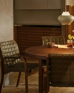 Armchair 45 Karmstol Svartlackerad yta, Klädsel i linne, Svartlackad Björk / Quiltat Läder Svart