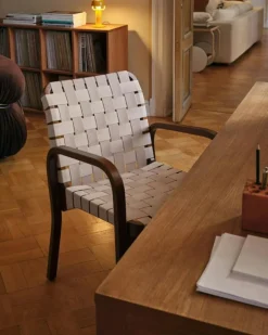 Armchair 45 Karmstol Svartlackerad yta, Klädsel i linne, Svartlackad Björk / Quiltat Läder Svart