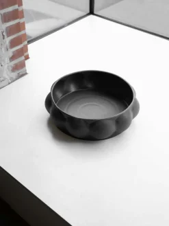 Louise Roe Brickor|Serveringsskålar-Balloon 07 Bricka Ø43 cm, Ink Black