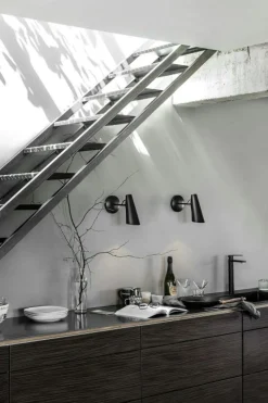 Birdy Vägglampa Kort Arm, Black/Black