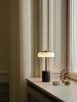 Blossi Mini Bordslampa Portabel, Svart / Opal