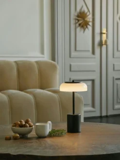 Blossi Mini Bordslampa Portabel, Svart / Opal