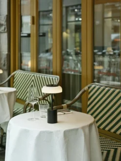 Blossi Mini Bordslampa Portabel, Svart / Opal