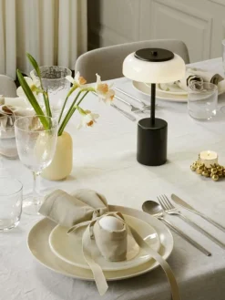 Blossi Mini Bordslampa Portabel, Svart / Opal