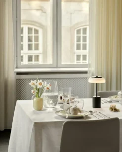 Blossi Mini Bordslampa Portabel, Svart / Opal