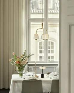 Blossi Mini Bordslampa Portabel, Svart / Opal