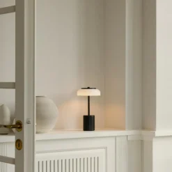 Blossi Mini Bordslampa Portabel, Svart / Opal