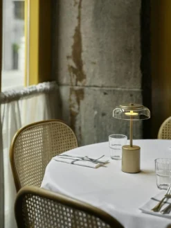 Blossi Mini Bordslampa Portabel, Svart / Opal