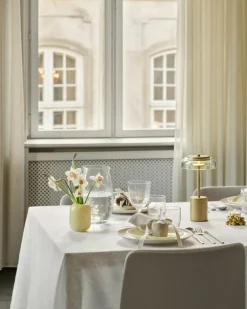 Blossi Mini Bordslampa Portabel, Svart / Opal