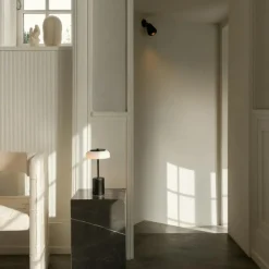 Blossi Mini Bordslampa Portabel, Svart / Opal