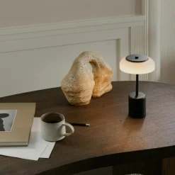 Blossi Mini Bordslampa Portabel, Svart / Opal