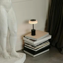 Blossi Mini Bordslampa Portabel, Svart / Opal