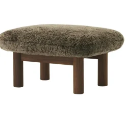 Audo Copenhagen Fotpallar-Brasilia Ottoman Valnöt, Fårskinn Root
