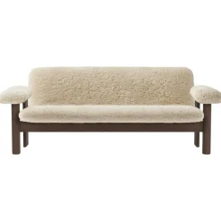 Audo Copenhagen 2-Sitssoffor-Brasilia 2-Sitssoffa, Mörkbetsad Ek / Sheepskin Nature