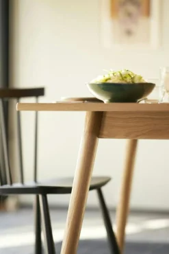 C35B Matbord 160 cm, Lackerad Ek / Svart Linoleum