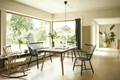 C35B Matbord 160 cm, Lackerad Ek / Svart Linoleum