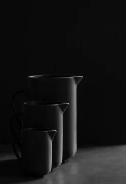 Louise Roe Vattenkaraffer & Vattenkannor-Ceramic Pisu Kanna 75 cl, Ink Black