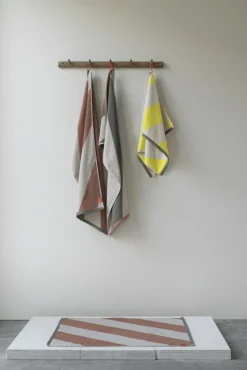 Mette Ditmer Handdukar & Badlakan-Diagonal Handduk 50x90 cm, Brick