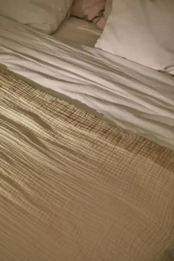 Ella Crincle Överkast 260x260 cm, Dark Sand