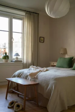 Flora Bordslampa 25 cm, Vinröd