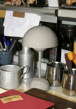 &Tradition Portabla Lampor|Portabla Lampor-Flowerpot VP9 Bordslampa Portabel, Matt Light Grey