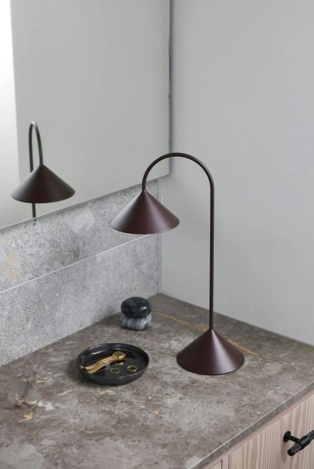 Frandsen Portabla Lampor|Portabla Lampor-Grasp Bordslampa Portabel 47 cm, Matt Beetroot
