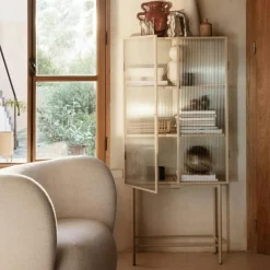 Haze Vitrinskåp Räfflat Glas 155x70 cm, Cashmere