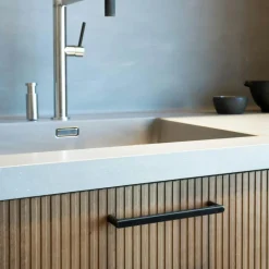 Beslag Design Knoppar & Dörrhandtag-Inez Handtag 160, Mattsvart