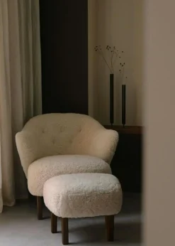 Audo Copenhagen Fåtöljer-Ingeborg Loungefåtölj, Fårskinn Sahara / Naturlig Ek