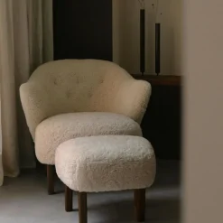 Ingeborg Loungefåtölj Med Fotpall, Fårskinn Moonlight / Mörkbetsad Ek