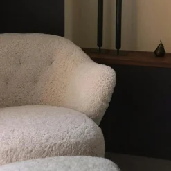 Ingeborg Loungefåtölj Med Fotpall, Fårskinn Moonlight / Mörkbetsad Ek