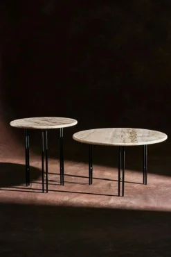 GUBI Soffbord-IOI Sidobord Ø50 cm, Travertin / Svart