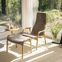Swedese Fåtöljer-Lamino Fåtölj Med Fotpall Fårskinn, Scandinavian Grey / Lackad Bok