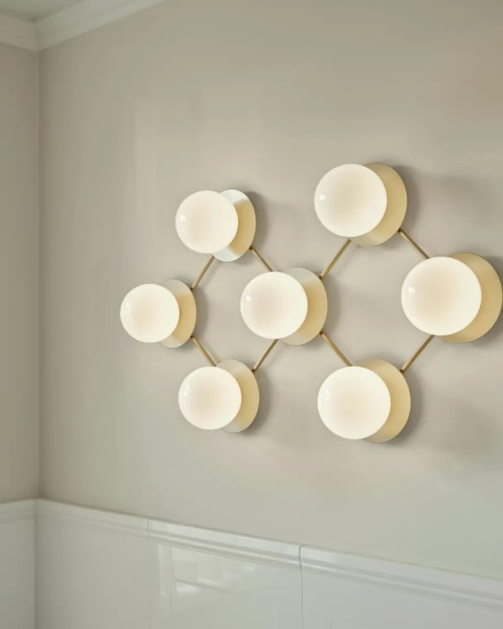 Nuura Vägglampor-Liila 7 Vägg-/Taklampa, Nordic Gold / Opal