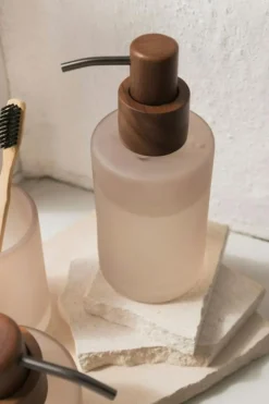 Modest Tvålpump, Valnöt