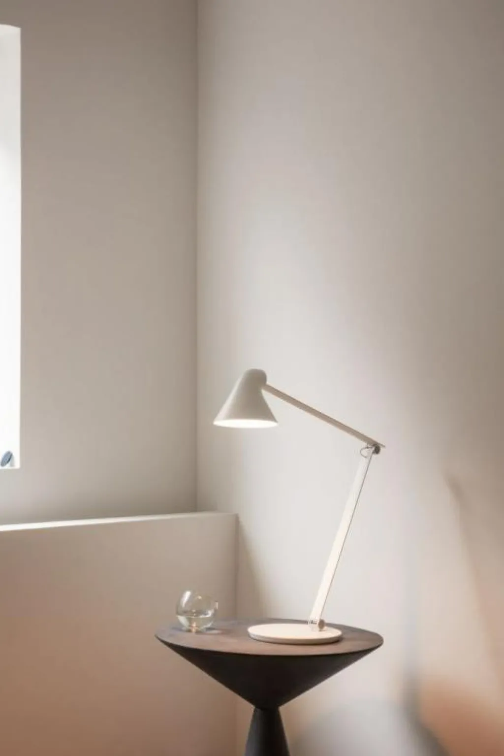 Louis Poulsen Skrivbordslampor|Bordslampor-NJP Bordslampa, Ljusgrå