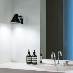 NJP Vägglampa Kort Arm, Ljusgrå