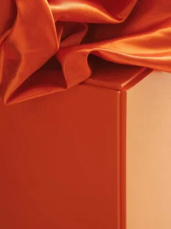 String Byråer-Relief Byrå Bred Med Sockel, Vit