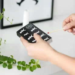 Solstickan Tändstickor, Svart