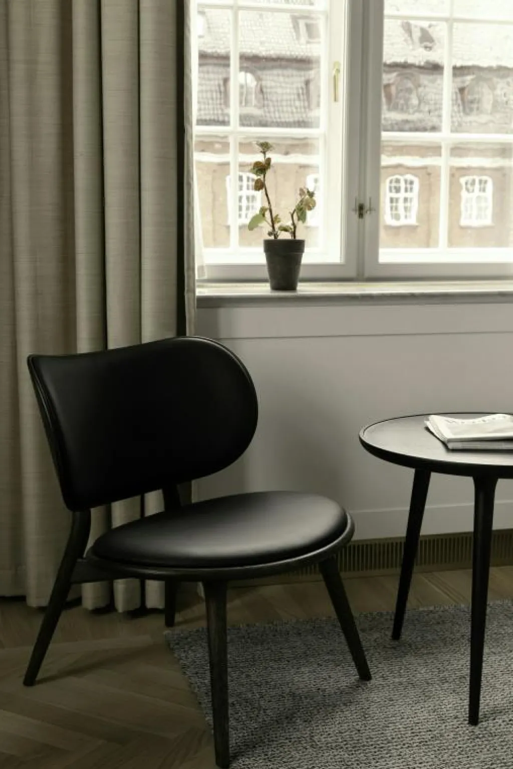 Mater Fåtöljer-The Lounge Chair Loungestol, Svartbetsad Bok