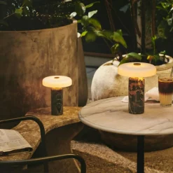 Trip Bordslampa Portabel, Vinröd