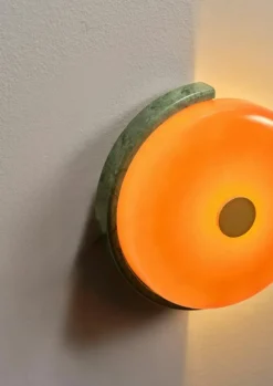 Trip Vägglampa, Marmor Ask / Grå